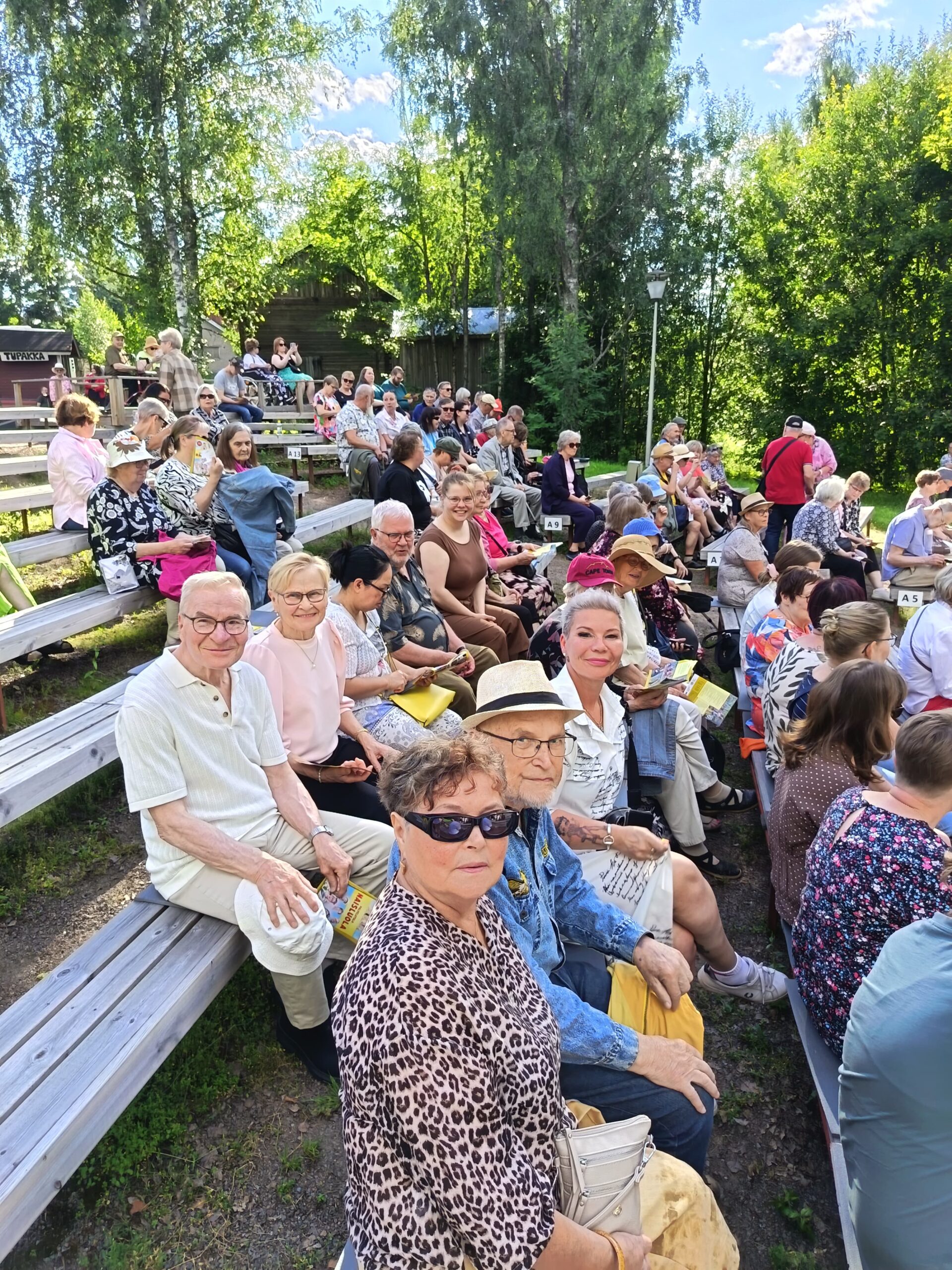 Jäsenet kesäteatterissa